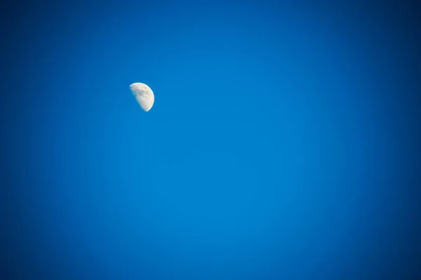 Moon over dark blue sky — Stock Photo, Image