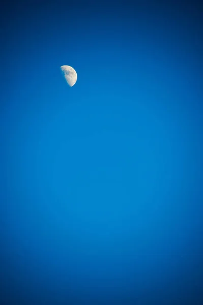 Lua sobre céu azul escuro — Fotografia de Stock