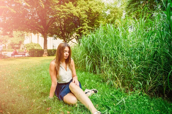 Meisje in zomer park — Stockfoto