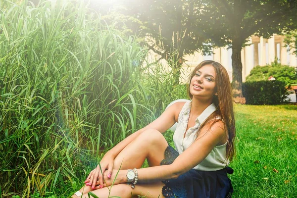 Meisje in zomer park — Stockfoto