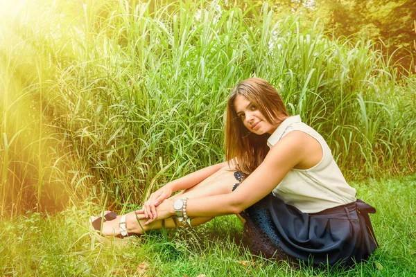 Chica en el parque de verano — Foto de Stock