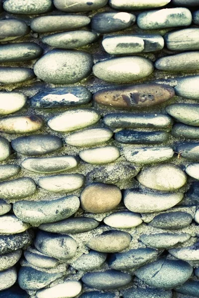 Каменная стена в саду — стоковое фото