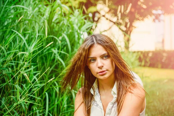 Meisje in zomer park — Stockfoto