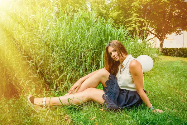 Meisje in zomer park — Stockfoto