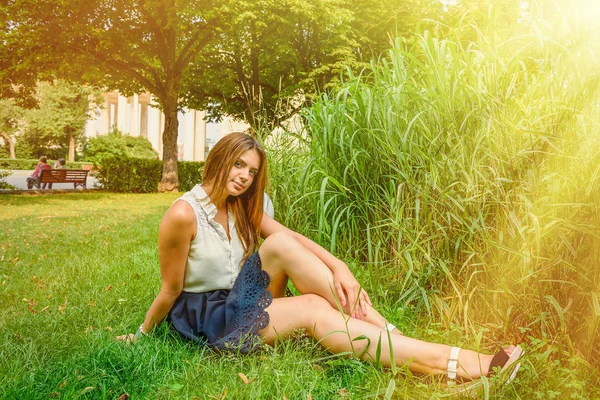 Menina no parque de verão — Fotografia de Stock