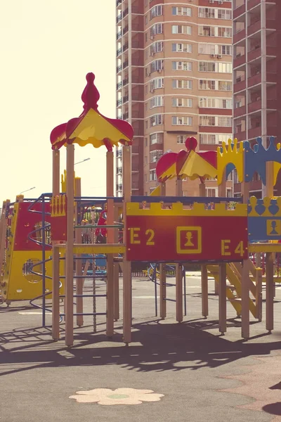 Equipamento de parque infantil colorido — Fotografia de Stock