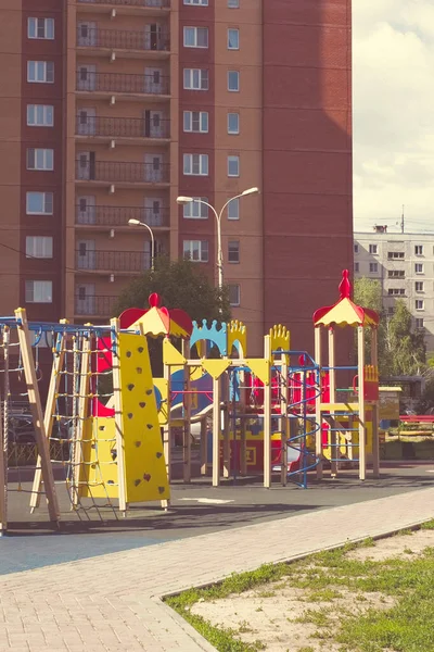 Equipamento de parque infantil colorido — Fotografia de Stock