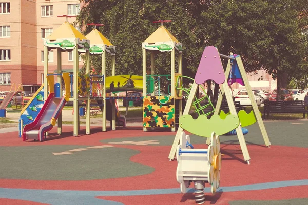 Equipamento de parque infantil colorido — Fotografia de Stock
