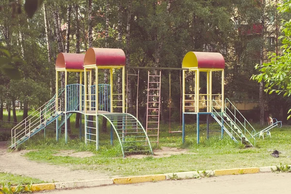 Attrezzature colorate per parchi giochi — Foto Stock