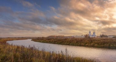    Nehir kıyısında Manastırı