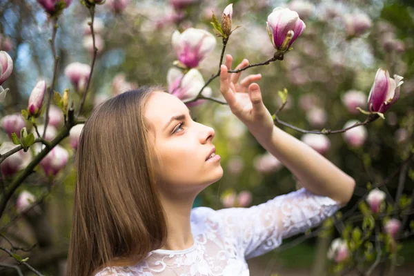 Young pretty girl relax in beautiful garden. Fantastic pink magnolias — Stock Photo, Image