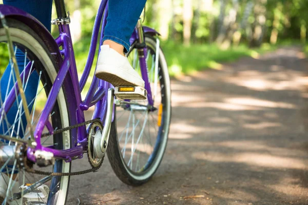 Belle femme avec vélo au parc de la ville. Belle nature . — Photo