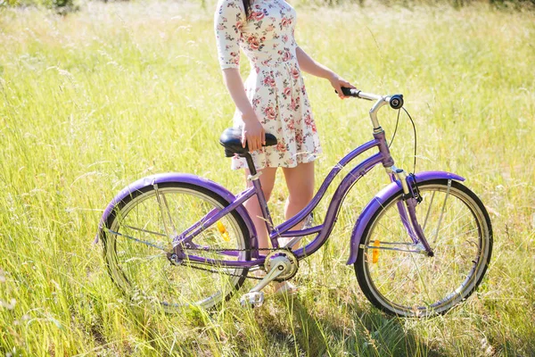 Piękna kobieta z rowerów w parku miejskim. Piękna przyroda. — Zdjęcie stockowe