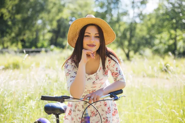 Beautiful woman with bicycle at the city park. Beautiful nature. — Stock Photo, Image