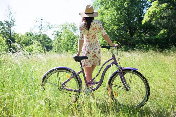 Beautiful woman with bicycle at the city park. Beautiful nature. — Stock Photo, Image