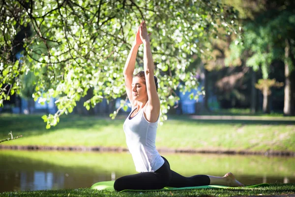 Young Woman Doing Yoga While Sitting Carpet Morning Park Lake — Stock Photo, Image