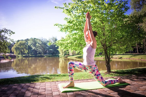 Mujer Joven Haciendo Yoga Parque Mañana Orilla Del Lago —  Fotos de Stock