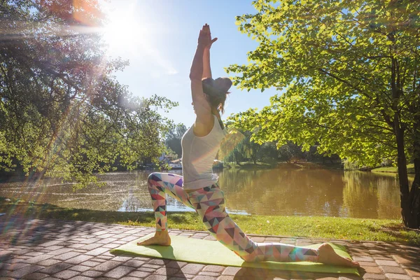Young Woman Doing Yoga Morning Park Shore Lake — Stock Photo, Image