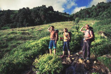 Güzel dağlar'da yürüyüş. Grup yürüyüşçü hava keyfini çıkarın