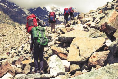 Güzel dağlar'da yürüyüş. Grup yürüyüşçü hava keyfini çıkarın