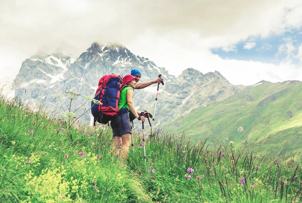 Vandring i de vackra bergen. Grupp av vandrare njuta av vädret — Stockfoto