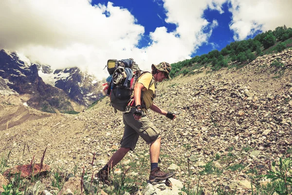 Mutlu uzun yürüyüşe çıkan kimse güzel dağlar tadını çıkarın. Yaz saati sakin ol
