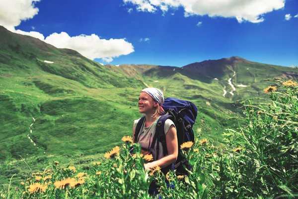 Glückliche Wanderer genießen wunderschöne Berge. Sommerzeit entspannen — Stockfoto