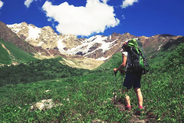 Gelukkig wandelaar genieten van prachtige bergen. Ontspannen zomertijd — Stockfoto