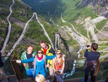 Totrollstigen dağ yolu görünümlü insanlar. Norveç gezisi sırasında resim.