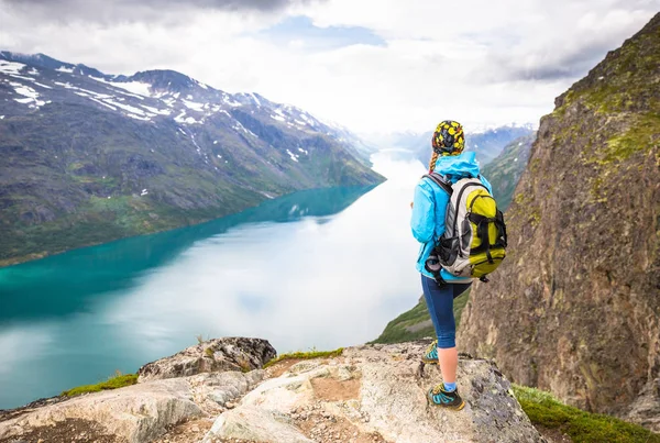 Sportpaar wandert auf Besseggen. Wanderer genießen schönen See und gutes Wetter in Norwegen. — Stockfoto