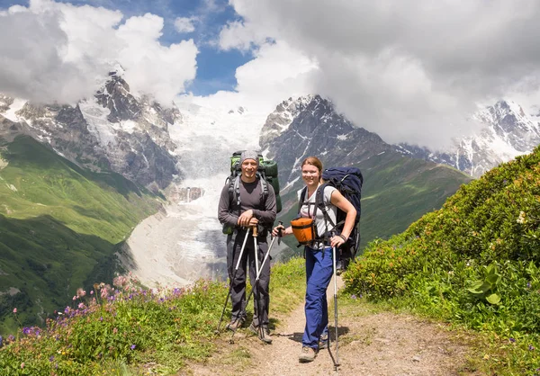 愉快的徒步旅行者放松在美丽的山风景 — 图库照片