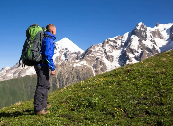 Zufriedene Wanderer entspannen in wunderschöner Berglandschaft — Stockfoto