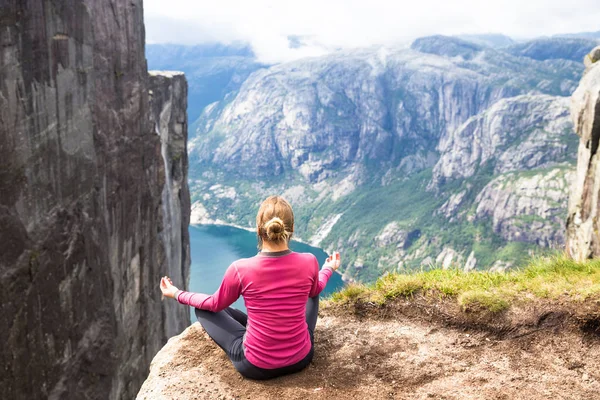 Giovane donna che cammina su Kjerag. Ragazza felice godere di un bellissimo lago e bel tempo in Norvegia — Foto Stock