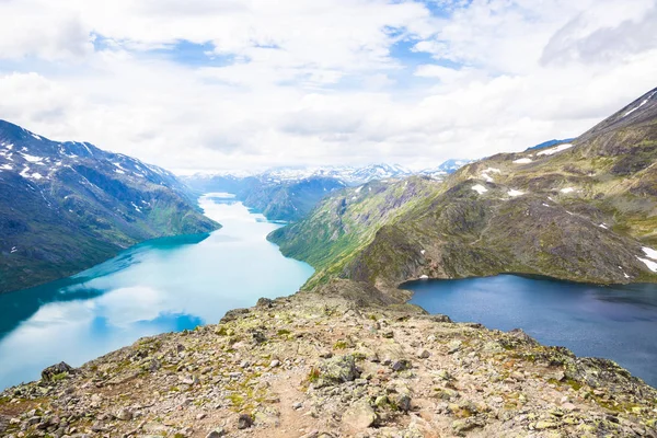 Besseggen 的景观。美丽的蓝湖和挪威的好天气 — 图库照片