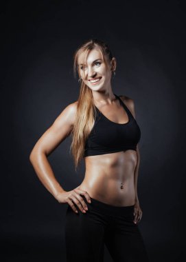 Sportif kız studio siyah arka plan üzerinde atış yapıyor