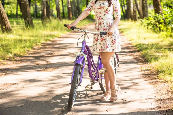 Feliz niña bonita en bicicleta en el parque de verano. Feliz tiempo de relax en la ciudad. Hermosa mujer, día soleado — Foto de Stock