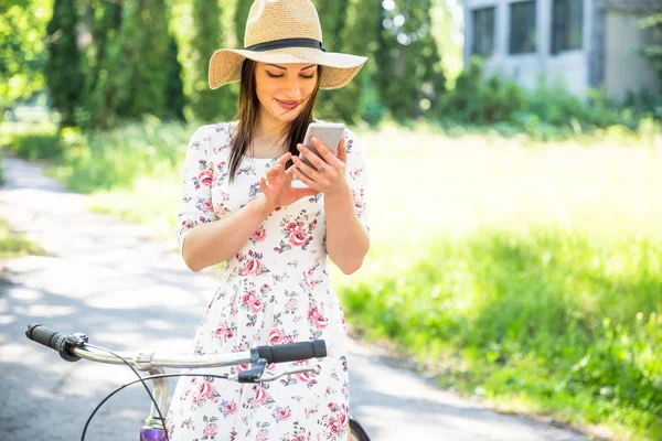 Happy pretty young girl bicycling and selfie on summer park. Happy relax time in city. Beautiful woman, sunny day — Stock Photo, Image