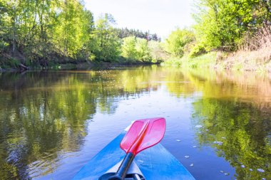 Güzel doğa üzerinde yaz güneşli gün Kayak. Spor insanlar eğleniyor