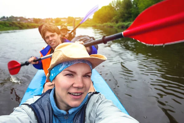 Jízda na kajaku na krásnou přírodu v letní slunečný den. Sportovní lidí baví — Stock fotografie