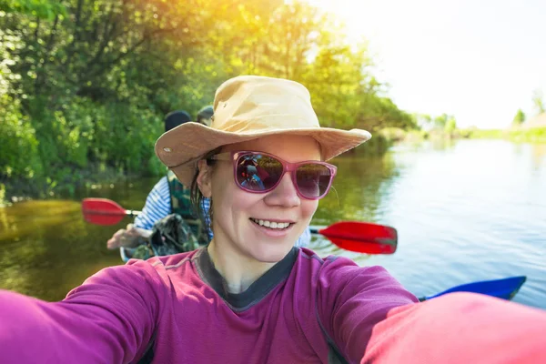 Kayak en la hermosa naturaleza en verano día soleado. Gente deportiva divirtiéndose —  Fotos de Stock