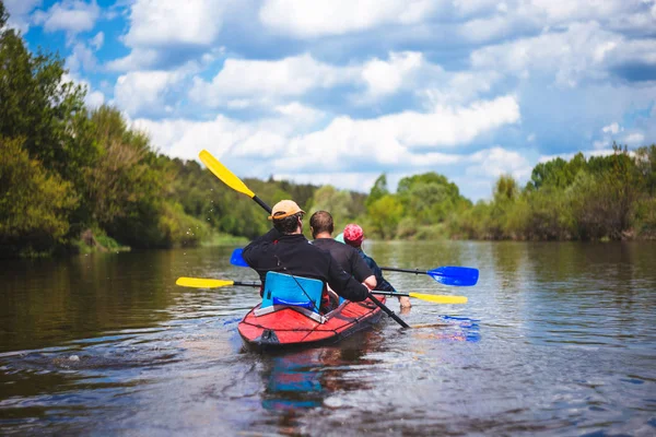 Kajakpaddling på vackra natur på solig sommardag. Sport människor att ha kul — Stockfoto