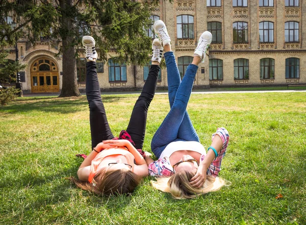 Amis s'amuser, écouter de la musique et se détendre dans le parc. Les adolescentes heureuses passent du temps en ville . — Photo