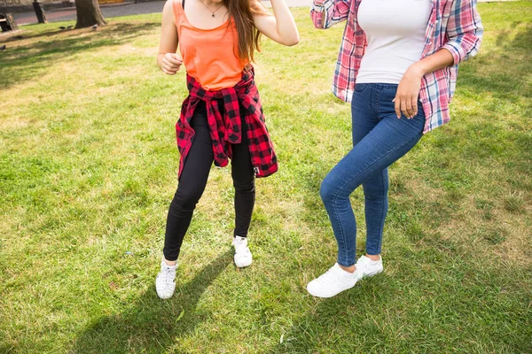 Amis s'amuser, écouter de la musique et se détendre dans le parc. Les adolescentes heureuses passent du temps en ville . — Photo