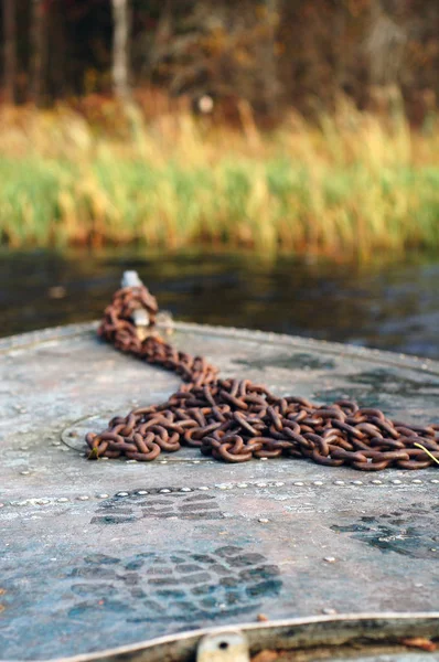 Stará Loď Rezavý Řetěz Spuštění Trasování Podzimní Řeka — Stock fotografie