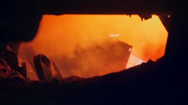 El acero se funde en horno abierto produce chispas y humo — Vídeo de stock