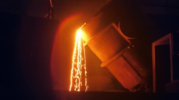 Ковток для заливання розплавленої сталі з перемотки — стокове відео