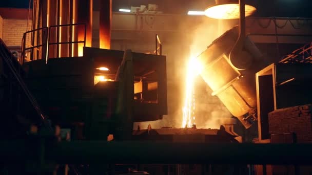 En slev för gjutning av smält stål från smältverket — Stockvideo