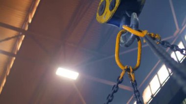 Endüstriyel vinç üretiminde zincir bağlanır.