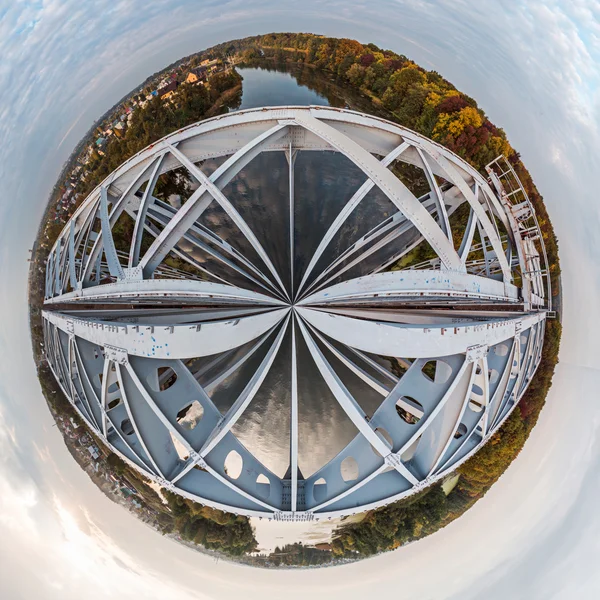 Rundblick auf die Brücke — Stockfoto