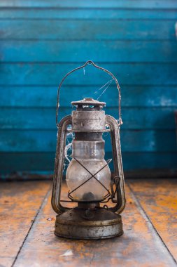 yerdeki eski gaz lambası